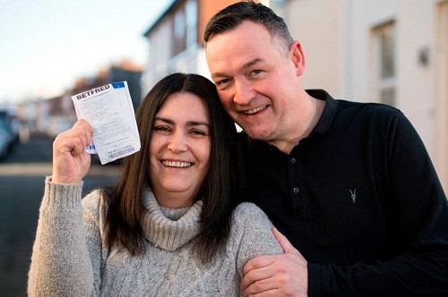 Joanne Joynson cùng vị hôn phu và tấm vé trúng thưởng. Ảnh: Jon Parker Lee.