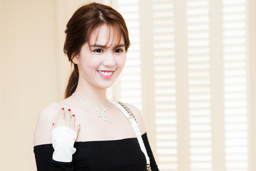 Người đẹp khoe bộ trang sức kim cương mới do bạn trai tặng dịp Giáng sinh vừa qua.