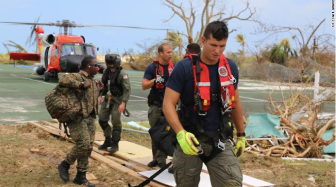 Lực lượng bảo vệ bờ biển Mỹ hỗ trợ cứu hộ ở Bahamas. (Ảnh: CNN)