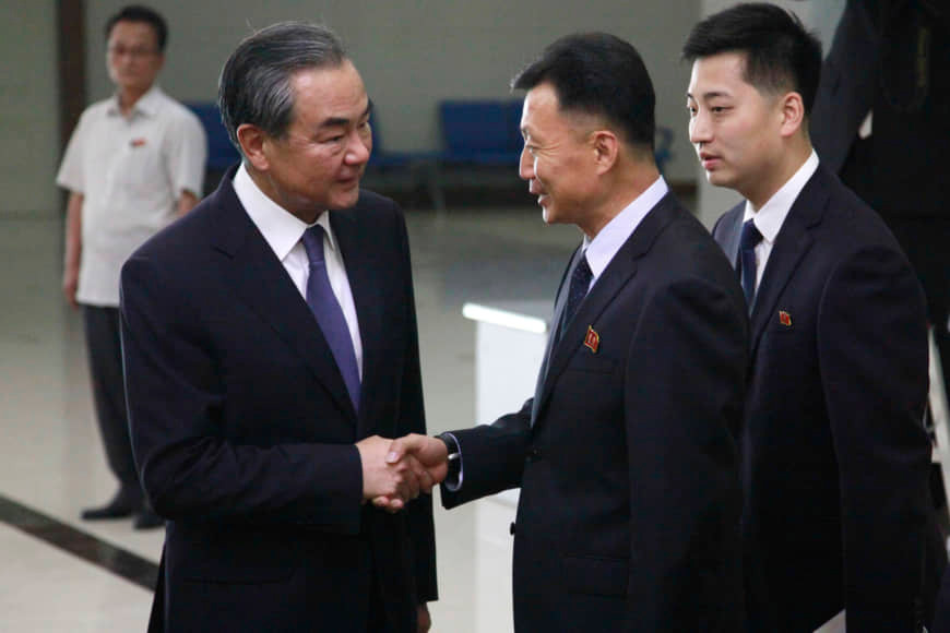 Ông Vương Nghị được đón tại sân bay Bình Nhưỡng hôm 2/9. (Ảnh: AP)