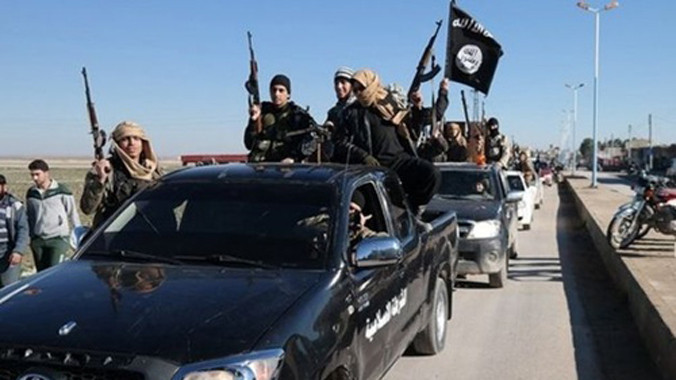 Các tay súng Nhà nước Hồi giáo diễu hành trên đường phố. Ảnh: AP.