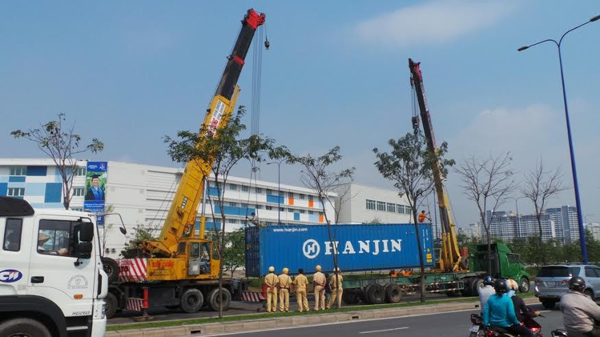 Rớt thùng container, kẹt xe nghiêm trọng