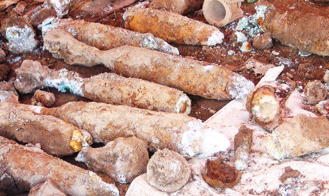 Lực lượng chức năng tháo đầu nổ số đạn pháo.