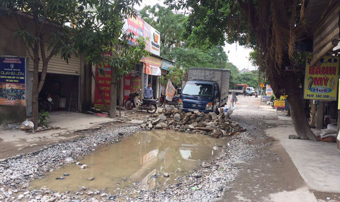 Xe cày nát đường, dân dựng “hàng rào” chặn lại