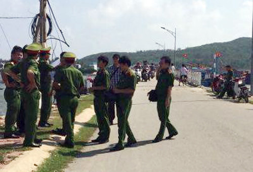 Cảnh sát khám nghiệm hiện trường xảy ra án mạng. Ảnh: H.X.