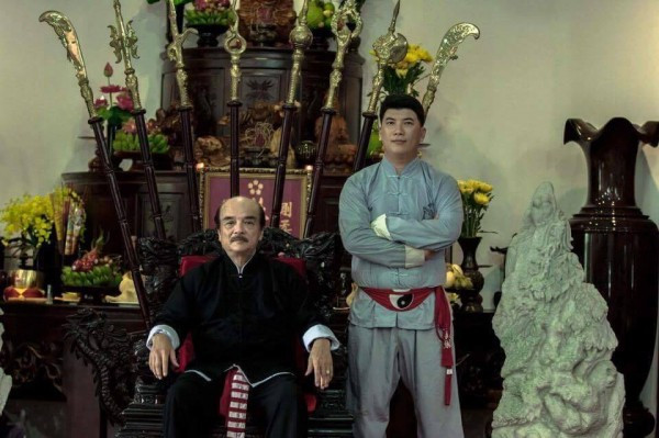 Võ sư Nam Anh Tuấn (phải) gửi chiến thư thách đấu Từ Hiểu Đông.