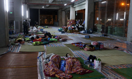 Sau vụ hỏa hoạn làm 13 người chết, hàng trăm cư dân của chung cư Carina Plaza đang phải tá túc ở chung cư đối diện. Ảnh: VnExpress.