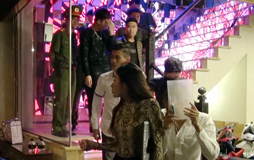 Nhiều người bị đưa về trụ sở công an