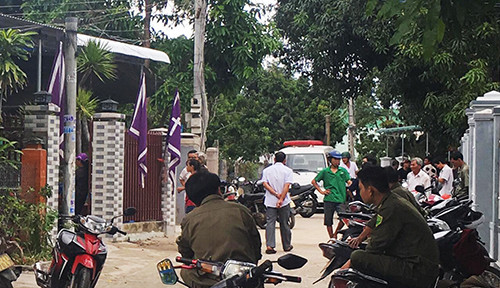 Cảnh sát phong tỏa căn nhà nơi phát hiện hai mẹ con bị sát hại ở Khánh Hòa