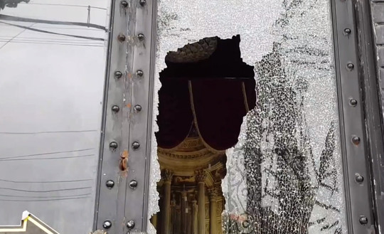 Cửa kính quán bar bị vỡ sau khi bị vãi đạn