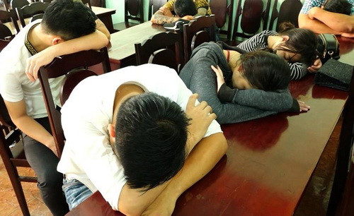 Nhiều thanh niên dương tính với ma túy bị đưa về trụ sở cảnh sát