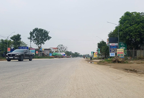 nhau. Sau 30 phút, nhóm của Nguyên yếu thế hơn, bỏ chạy về hướng xã Đức Dũng