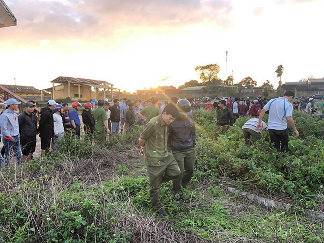 Cơ quan chức năng tìm con dao gây án tại hiện trường