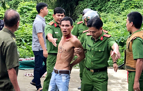 Cảnh sát khống chế kẻ ngáo đá