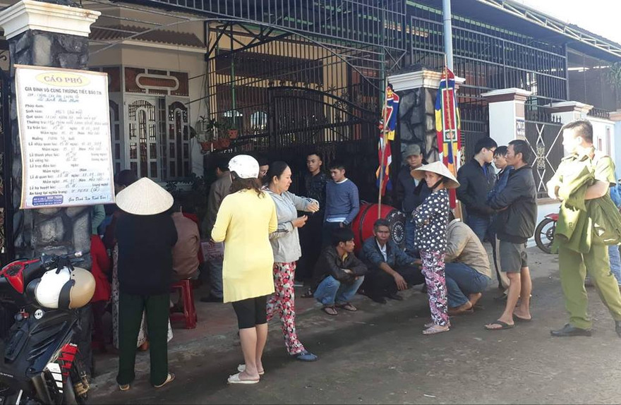 Người nhà tổ chức hậu sự cho ông Lê Đình Hữu Phước