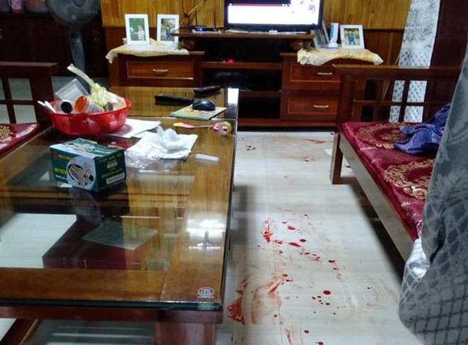 Khu vực phòng khách tiệm cầm đồ của gia đình ông Sơn, nơi cháu Tr. bị tên cướp đâm 2 nhát vào bụng