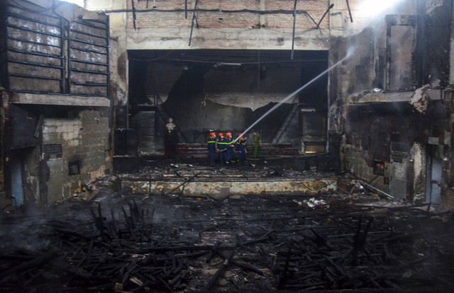 Đám cháy thiêu rụi hoàn toàn bên trong hội trường Nhà văn hóa Thiếu nhi.