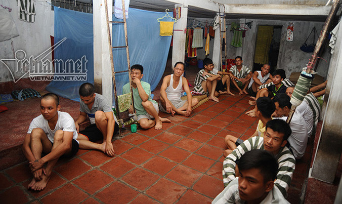 Buồng giam B6 khu 12A trại tạm giam số 2. Tất cả đang chăm chú xem Euro được phát trên chiếc tivi 21 inch treo trên tường.