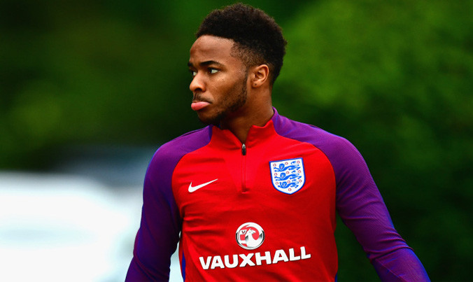 Đầu bếp tuyển Anh dạy ngôi sao Sterling nấu cơm