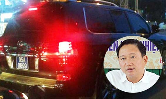 Xe Lexus tư nhân được gắn biển số xanh chở ông Thanh trên đường phố Cần Thơ.