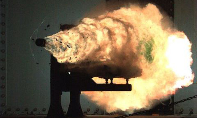 Đạn pháo điện từ xuyên thủng mục tiêu trong lần thử nghiệm. Ảnh: Wiki.