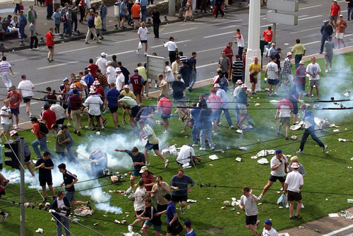 Cổ động viên Nga - Anh gây sự nhau cả trước và sau trận đấu.