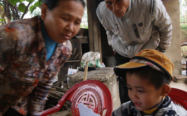 Cháu Đạt tự tin đọc chữ