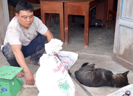 Đối tượng Hồ Ngọc Sang và tang vật.