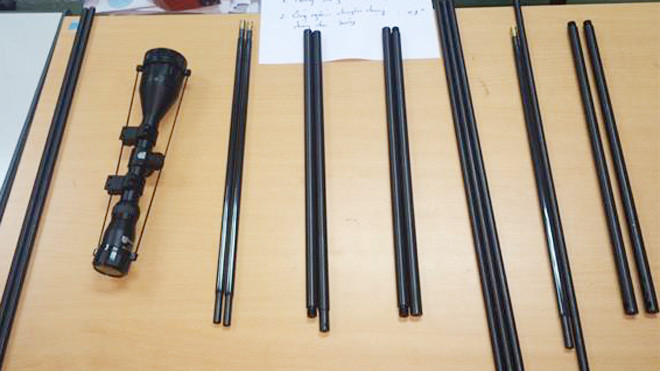 15 nòng súng và 1 ống kính bị lực lượng hải quan phát hiện, thu giữ