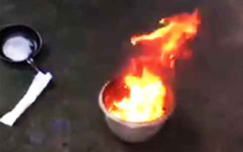 Nước múc từ giếng lên bốc cháy dữ dội.