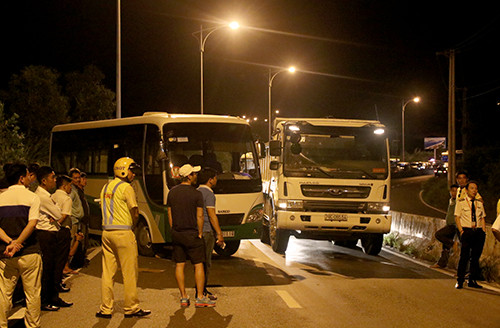 Hai tài xế để xe chắn ngang đường khiến giao thông bị ùn tắc. Ảnh: Xuân Ngọc.