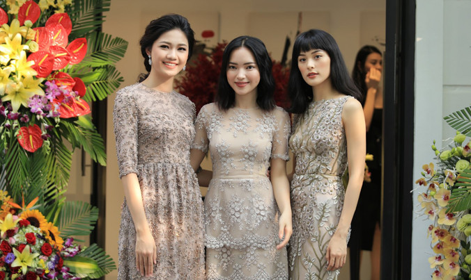 Á hậu Thanh Tú khoe sắc cùng hotgirl phim “Em chưa 18”