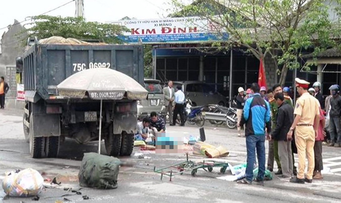 Hiện trường vụ tai nạn khiến người bán áo quần dạo tử vong tại chỗ.