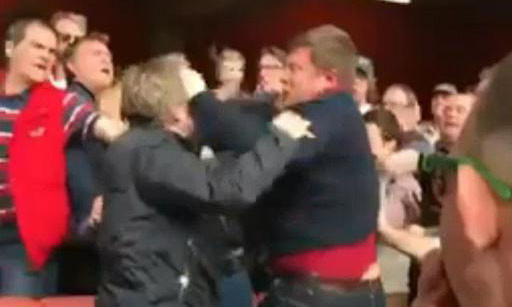 CĐV Arsenal choảng nhau ngay trên khán đài sân Emirates.