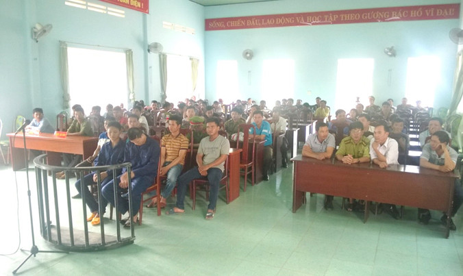 Bị cáo Ngọc và Y Ka tại tòa. Ảnh: Quang Tùng.