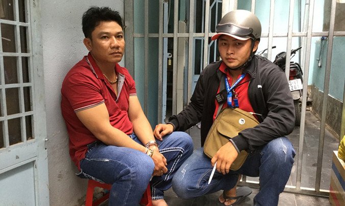 Đối tượng Hồng (ngồi ghế) bị bắt giữ khi đang lẩn trốn tại nhà trọ của mình.