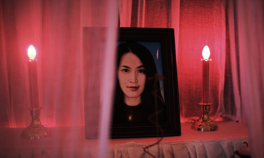 Ảnh diễn viên Tú Vi lên bàn thờ trong phim “Quả tim máu”. Ảnh do nhà phát hành cung cấp.