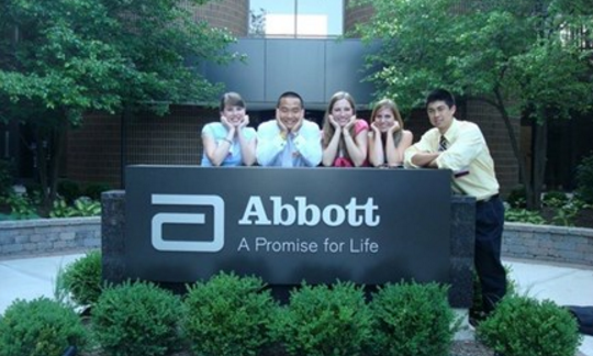 Abbott: Đầu tư vào nhân lực để xây dựng cộng đồng khoẻ mạnh