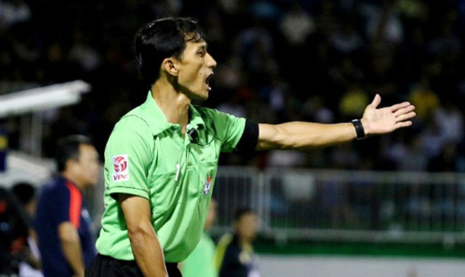 Trọng tài biên Phan Việt Thái trên sân Pleiku. Ảnh: Webthethao.