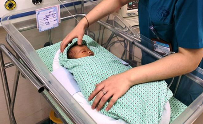 Bé trai bị bỏ rơi tiên lượng vẫn còn nặng. Ảnh: VTC News