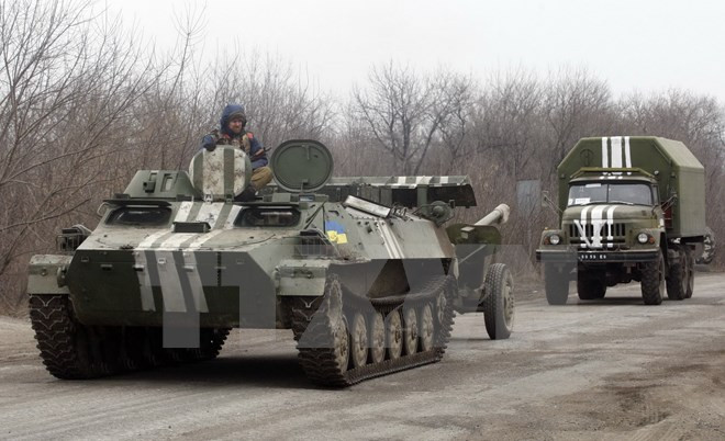 Xe quân sự Ukraine rút khỏi giới tuyến ở thành phố miền đông Artemivsk, Donetsk, ngày 26/2. (Ảnh: AFP/TTXVN)