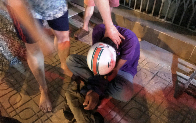 Nghi can Lê Văn Hiến bị người dân hợp sức bắt giữ.