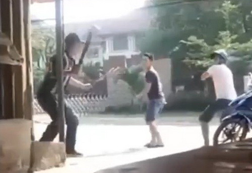 Ba thanh niên dùng dao lao vào chém nhau loạn xạ giữa phố. Ảnh: N.Đ.N.