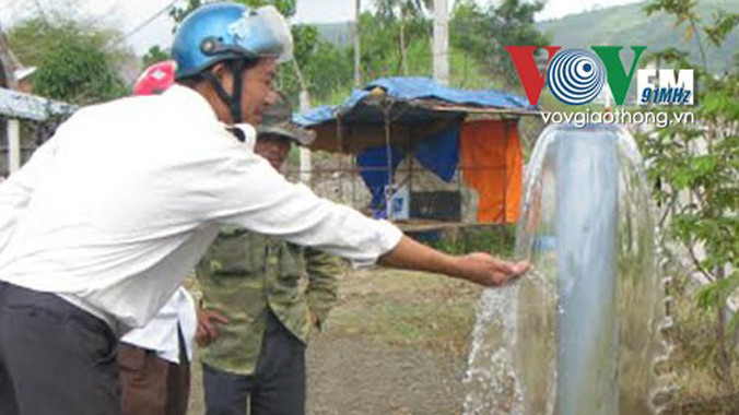Giếng nước tự phun trào nhà ông Đức có thể cung cấp nước sinh hoạt và sản xuất cho khoảng 100 hộ gia đình.