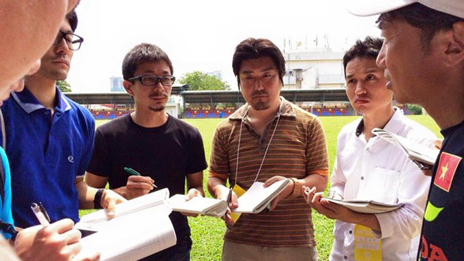 HLV Miura dành 30 phút để trả lời các phóng viên Nhật Bản.