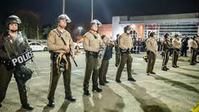 Cảnh sát được triển khai dày đặc trên các tuyến bố kể từ khi lệnh khẩn cấp có hiệu lực. 