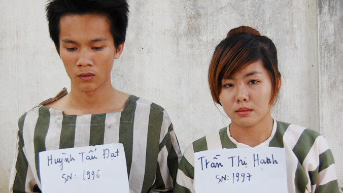 Hạnh và Đạt bị bắt tại công an. Ảnh: Đông Sơn.