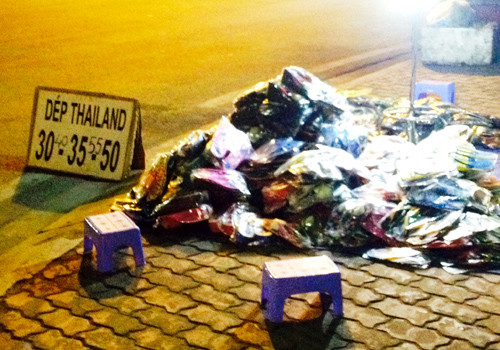 Dép mang mác Thái được đổ đống bán ở vỉa hè TP HCM. Ảnh: Hồng Châu.