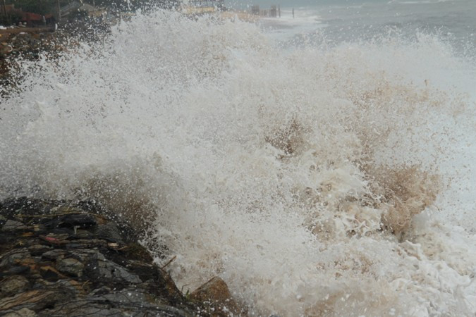 Sóng lớn xuất hiện đánh sạt lở vào nhà dân