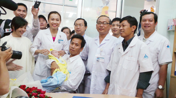 Trong vòng tay bố và đội ngũ y bác sĩ.